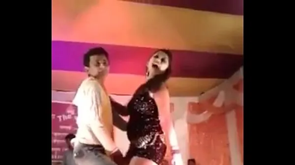 Tampilkan klip Sexy Hot Desi Teen Dancing On Stage in Public on Sex Song Film