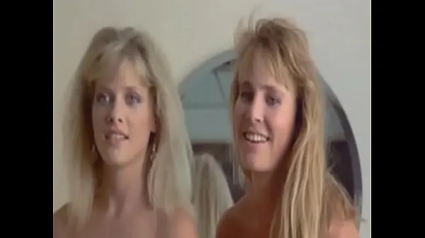 Afficher Barbara Crampton et Kathleen Kinmont posant nue dans un film clips Films