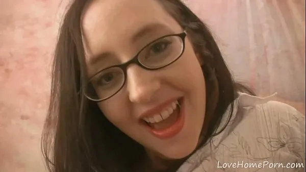 Tunjukkan Nerdy sweetheart goes wild and gives a blowjob klip Filem