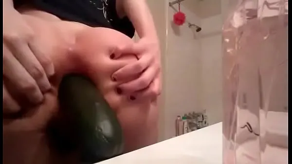 Tampilkan klip Young blonde gf fists herself and puts a cucumber in ass Film