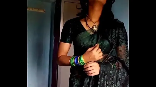 Tampilkan klip Crossdresser in green saree Film