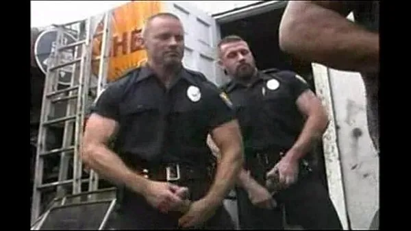 HEISSE COPS AUF DER UHR 2 Clips Filme anzeigen