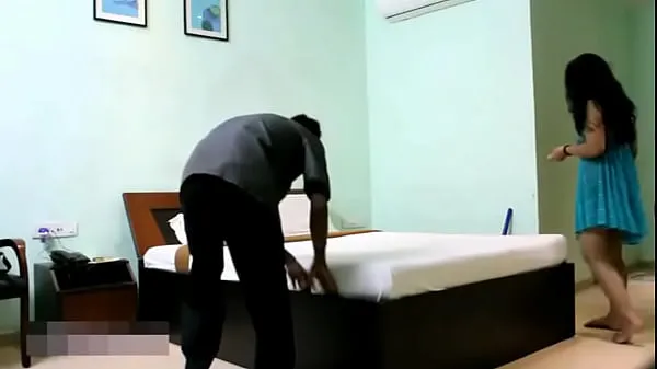 Zobraziť klipy (Indian Bhabhi In Blue Lingerie Teasing Young Room Service Boy) Filmy