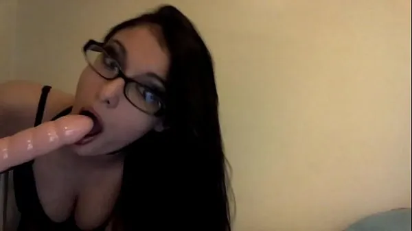 عرض Hot Camgirl with Glasses sucks a dildo مقاطع أفلام