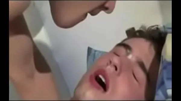 Mostrar Amigos divirtiéndose viendo porno clips de películas