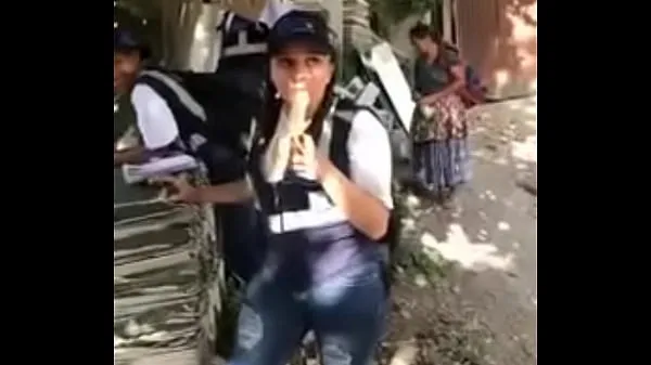 عرض Mujer del censo en Guatemala se mete un banano en la boca مقاطع أفلام