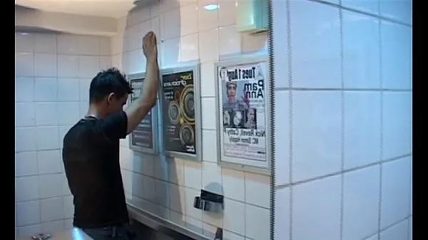 Afficher sexy emigrant slutboy se fait baiser dans les toilettes d'un pub clips Films