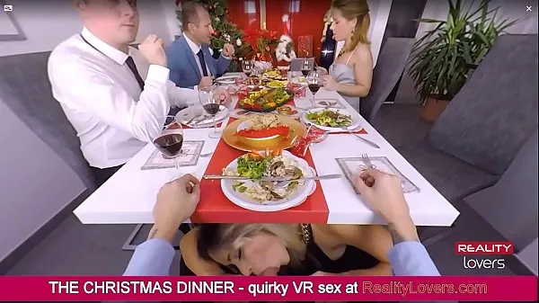 Afficher Vittoria Dolce vous souffle sous la table pendant le dîner de Noël en VR clips Films