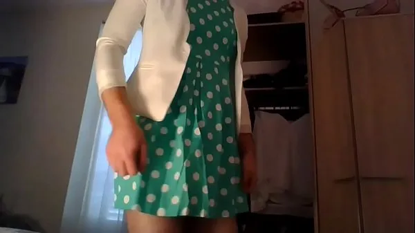 Amateur Crossdresser in einem süßen Polkadots-Kleid und einem sexy weißen Blazer nach der Arbeit zu Hause Clips Filme anzeigen