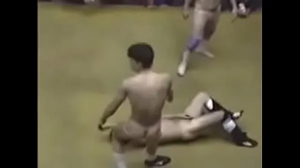 Mostrar Un loco combate de lucha japonesa lleva a luchadores y árbitros desnudos clips de películas