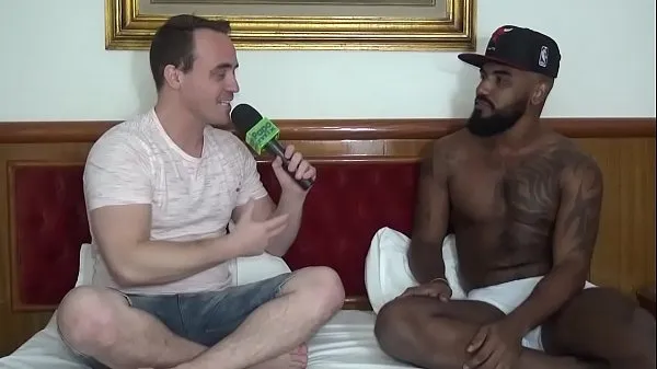 Mostrar Porn actor Vitor Guedes reveals behind-the-scenes footage clipes Filmes