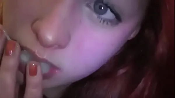 Visa Married redhead playing with cum in her mouth klipp filmer