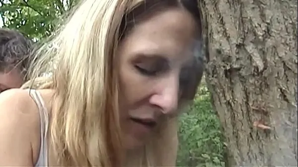 Tampilkan klip MILF Smoker Fucks Stranger on Public Trail Film