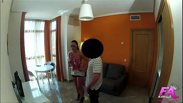 Mostrar Es nuestra vecina y se ha decidido a grabar porno. Siria Kaos se folla al portero del edificio clips de películas