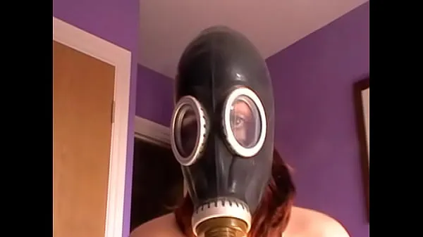 Visa My kinky escort in her gasmask klipp filmer