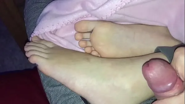 Prikaži Cumshot on my s. girlfriends feet posnetkov filmov