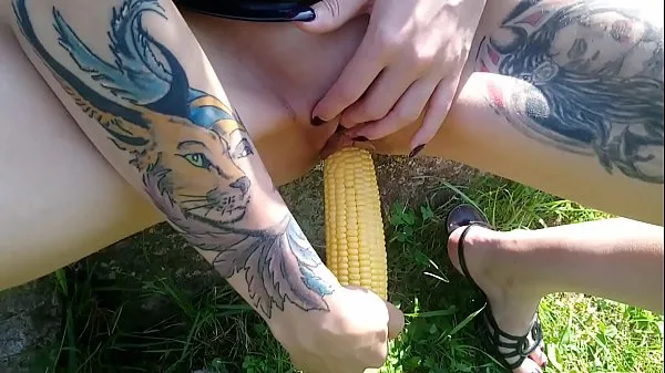 Visa Lucy Ravenblood fucking pussy with corn in public klipp filmer