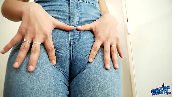 Mostra INCREDIBILE Teen BUTT in denim molto stretto e cameltoe perfetto clip Film