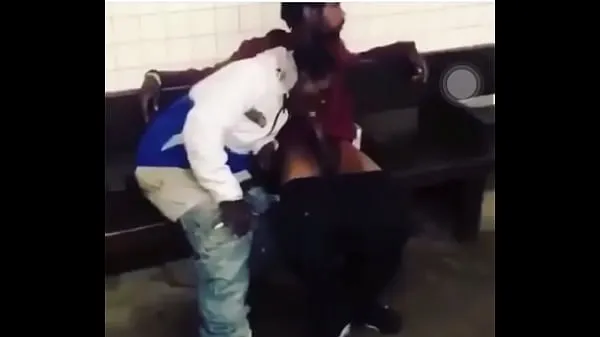 Afficher On ig guy get his dick suck on the train station bench clips Films
