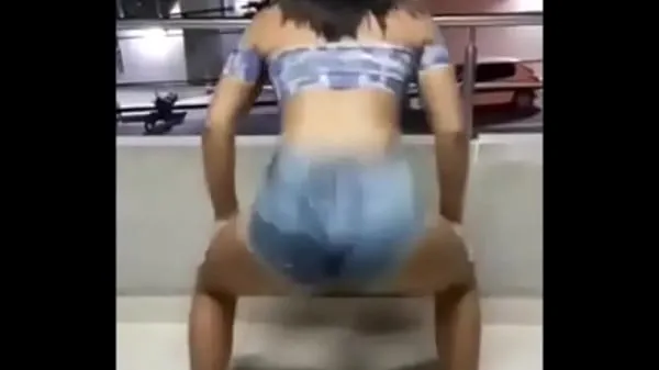 Novinha dancando funk Klip Filmi göster