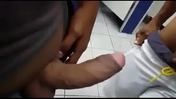 Mostrar Putas en el baño clips de películas