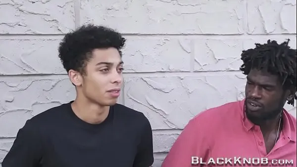 Gay teen rides black schlong 클립 영화 표시