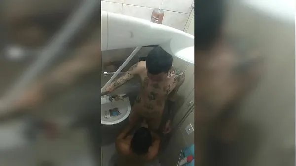 Mostrar Filmé a la chica nueva en el baño, con la boca sobre la polla del tatuado ... Ela Baez y Dluquinhaa clips de películas