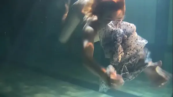 Afficher Gros seins rebondissants sous l'eau dans la piscine clips Films