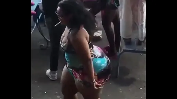 Mostrar Gran botín reina africana twerking upskirt clips de películas