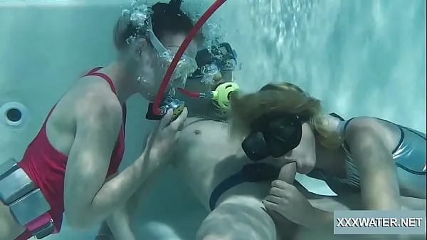 Underwater blowjob goes two way 클립 영화 표시