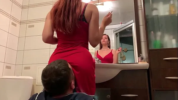 Mostrar La señora sofi en vestido rojo usa silla esclava - ignora femdom sentado en la cara (vista previa clips de películas