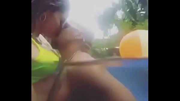 Visa Anitta making out at the pool klipp filmer