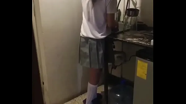 Mostrar Transando com meia-irmã estudante enquanto ela lava a louça! Aluna LATINA GOSTOSA clipes Filmes