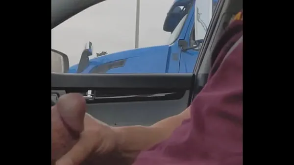 Trucker gibt die Daumen auf, nachdem er den Schwanz gesehen hat Clips Filme anzeigen