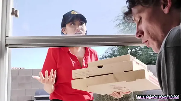 Mostrar Los chicos cachondos Jay Romero y Rion King pidieron una pizza, pero Ember Snow la entregó tarde, así que ofrece su coño y comienza una fiesta de trío de pizza caliente clips de películas