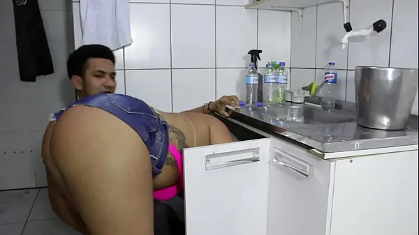 แสดง The cocky plumber stuck the pipe in the ass of the naughty rabetão. Victoria Dias and Mr Rola คลิป ภาพยนตร์