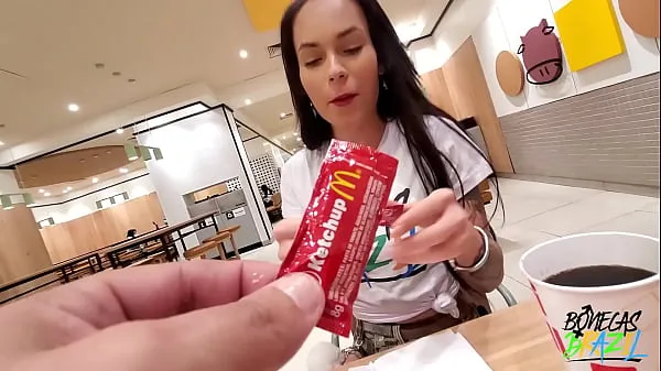 Aleshka Markov apronta dentro do McDonalds enquanto come seu lanche e deixa a Neca sair Klip Filmi göster