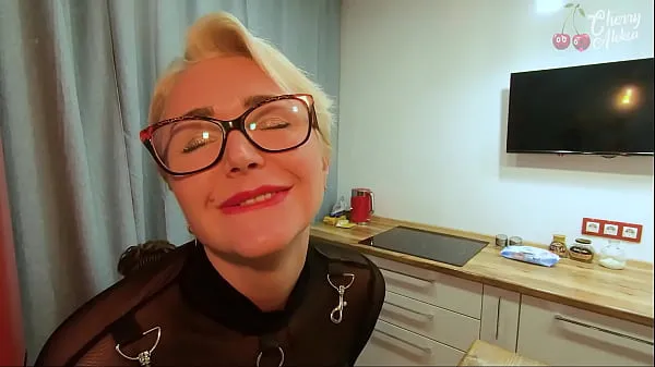 Blondine mit Brille auf Barhocker in den Arsch gefickt Clips Filme anzeigen