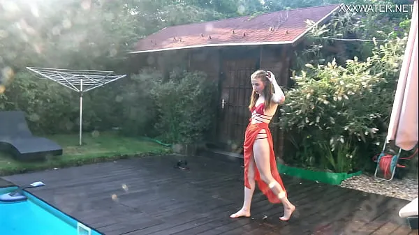 Super heiß in roten Dessous Babe Marfa unter Wasser und am Pool Clips Filme anzeigen