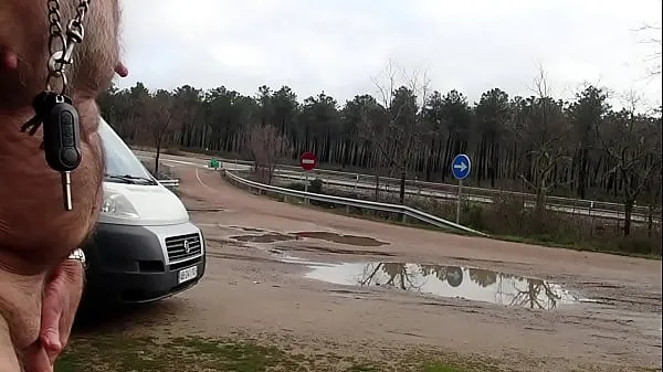 عرض promenade nu un jour de pluie en bord de route مقاطع أفلام