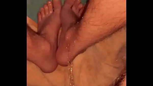 Vis little boy pisses on feet klip Film