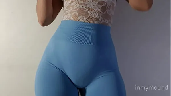 Mädchen mit geschwollener Muschi in blauen Leggings und großen Titten, die angeben Clips Filme anzeigen