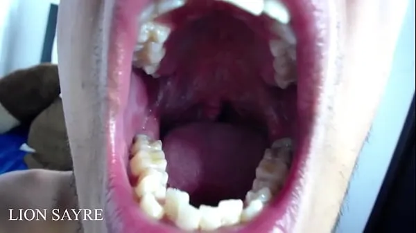 Afficher Opening the mouth very wide until the uvula clips Films