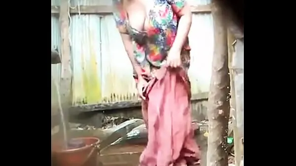 Bangladeshi bhabi taking bath Klip Filmi göster