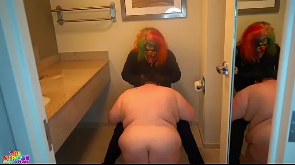 Peyton Thomas Sucks Gibby The Clown Dick in Hotel Bathroom Clips Filme anzeigen