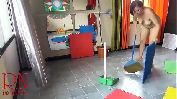 แสดง Nudist maid cleans the yoga room. A naked cleaner cleans mirrors, sweeps and mops the floor. scene 1 คลิป ภาพยนตร์