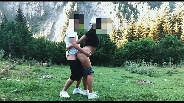 Großarschiger Tourist wird im Wald im Stehen von hinten gefickt Clips Filme anzeigen