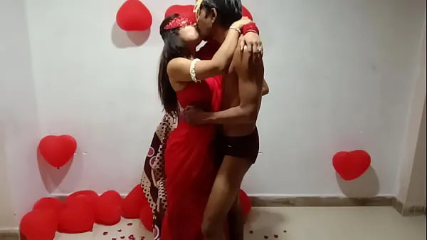 Mostrar Esposa indiana recém-casada em sari vermelho comemorando o dia dos namorados com seu marido Desi - Full Hindi Best XXX clipes Filmes