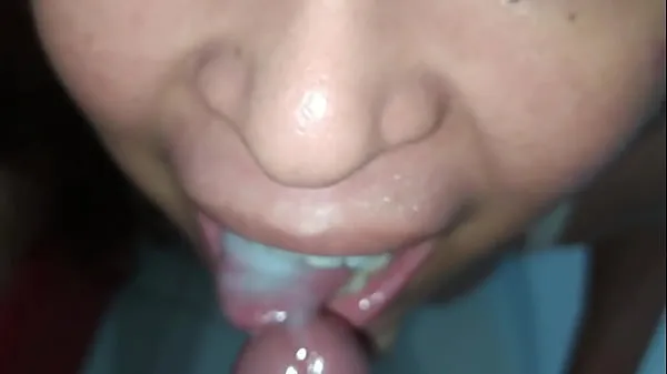 I catch a girl masturbating with a dildo when I stay in an airbnb, she gives me a blowjob and I cum in her mouth, she swallows all my semen very slutty. The best experience Klip Filmi göster