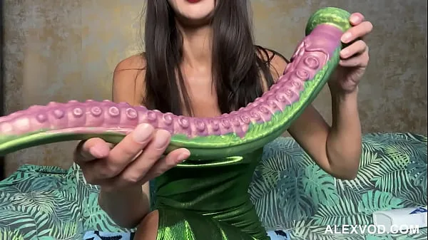 عرض Hotkinkyjo in sexy green dress fuck her ass with long dildo from sinnovator, anal fisting & prolapse مقاطع أفلام